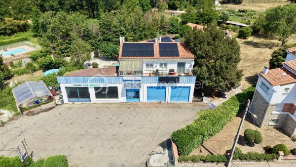 LOCAL PROFESSIONNEL + APPARTEMENT + RÉSERVE FONCIÈRE : UNE OPPORTUNITÉ RARE POUR INVESTISSEURS

À la recherche d'un investissement capable de générer plusieurs sources de valorisation ?

À seulement 30 minutes de Perpignan, cet ensemble immobilier réunit un local professionnel, un logement indépendant et une importante réserve foncière, offrant une opportunité rare sur le secteur.

Édifié sur une propriété d'environ 2 971 m², il comprend un local professionnel d'environ 191 m², bénéficiant d'une belle hauteur sous plafond, de deux rideaux métalliques et d'un vaste parking pouvant accueillir 10 à 15 véhicules, ainsi qu'un appartement indépendant de 96,47 m² Loi Carrez, disposant de sa propre entrée et d'un garage privatif d'environ 50 m².

Ce bien ne se résume pas à un local professionnel et un appartement. Son véritable potentiel réside dans sa réserve foncière, offrant une formidable opportunité de création de valeur.

Environ 1 575 m² de terrain ont déjà fait l'objet d'un projet de division foncière avec un permis d'aménager pour la création de deux parcelles constructibles (validité à confirmer). Les réseaux sont à proximité et la viabilisation reste à prévoir.

Après cette division, la propriété conserverait encore près de 1 400 m², comprenant le bâtiment, le parking et un agréable jardin, garantissant un ensemble cohérent, fonctionnel et agréable à exploiter.

Les possibilités sont nombreuses :

Exploiter le local pour une activité artisanale, commerciale ou de stockage.
Habiter ou louer l'appartement indépendant.
Réaliser la division foncière et revendre les deux terrains.
Construire deux maisons destinées à la vente ou à la location.
Combiner activité professionnelle, revenus locatifs et valorisation du foncier.

L'appartement bénéficie d'un excellent classement énergétique (DPE A) grâce à des équipements récents : pompe à chaleur, climatisation, chauffe-eau thermodynamique et une installation photovoltaïque composée de 16 panneaux solaires avec batteries, permettant l'autoconsommation et la revente du surplus d'électricité.

Quelques travaux de rafraîchissement et une remise aux normes électriques du local permettront d'exploiter pleinement tout le potentiel de cet ensemble.

Les atouts
Ensemble immobilier à usage mixte
Local professionnel d'environ 191 m²
Appartement indépendant de 96,47 m²
Garage privatif d'environ 50 m²
Parking de 10 à 15 véhicules
Terrain de 2 971 m²
Réserve foncière d'environ 1 575 m²
Projet de division foncière déjà étudié
DPE A
Installation photovoltaïque récente (16 panneaux avec batteries)
À seulement 30 minutes de Perpignan

Prix : 290 000 € Honoraires d'agence inclus.