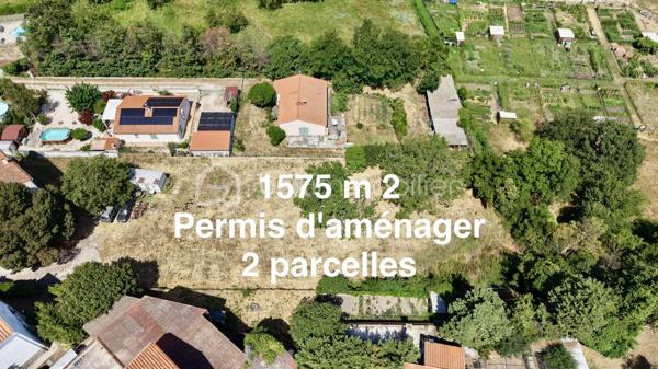 LOCAL PROFESSIONNEL + APPARTEMENT + RÉSERVE FONCIÈRE : UNE OPPORTUNITÉ RARE POUR INVESTISSEURS

À la recherche d'un investissement capable de générer plusieurs sources de valorisation ?

À seulement 30 minutes de Perpignan, cet ensemble immobilier réunit un local professionnel, un logement indépendant et une importante réserve foncière, offrant une opportunité rare sur le secteur.

Édifié sur une propriété d'environ 2 971 m², il comprend un local professionnel d'environ 191 m², bénéficiant d'une belle hauteur sous plafond, de deux rideaux métalliques et d'un vaste parking pouvant accueillir 10 à 15 véhicules, ainsi qu'un appartement indépendant de 96,47 m² Loi Carrez, disposant de sa propre entrée et d'un garage privatif d'environ 50 m².

Ce bien ne se résume pas à un local professionnel et un appartement. Son véritable potentiel réside dans sa réserve foncière, offrant une formidable opportunité de création de valeur.

Environ 1 575 m² de terrain ont déjà fait l'objet d'un projet de division foncière avec un permis d'aménager pour la création de deux parcelles constructibles (validité à confirmer). Les réseaux sont à proximité et la viabilisation reste à prévoir.

Après cette division, la propriété conserverait encore près de 1 400 m², comprenant le bâtiment, le parking et un agréable jardin, garantissant un ensemble cohérent, fonctionnel et agréable à exploiter.

Les possibilités sont nombreuses :

Exploiter le local pour une activité artisanale, commerciale ou de stockage.
Habiter ou louer l'appartement indépendant.
Réaliser la division foncière et revendre les deux terrains.
Construire deux maisons destinées à la vente ou à la location.
Combiner activité professionnelle, revenus locatifs et valorisation du foncier.

L'appartement bénéficie d'un excellent classement énergétique (DPE A) grâce à des équipements récents : pompe à chaleur, climatisation, chauffe-eau thermodynamique et une installation photovoltaïque composée de 16 panneaux solaires avec batteries, permettant l'autoconsommation et la revente du surplus d'électricité.

Quelques travaux de rafraîchissement et une remise aux normes électriques du local permettront d'exploiter pleinement tout le potentiel de cet ensemble.

Les atouts
Ensemble immobilier à usage mixte
Local professionnel d'environ 191 m²
Appartement indépendant de 96,47 m²
Garage privatif d'environ 50 m²
Parking de 10 à 15 véhicules
Terrain de 2 971 m²
Réserve foncière d'environ 1 575 m²
Projet de division foncière déjà étudié
DPE A
Installation photovoltaïque récente (16 panneaux avec batteries)
À seulement 30 minutes de Perpignan

Prix : 290 000 € Honoraires d'agence inclus.