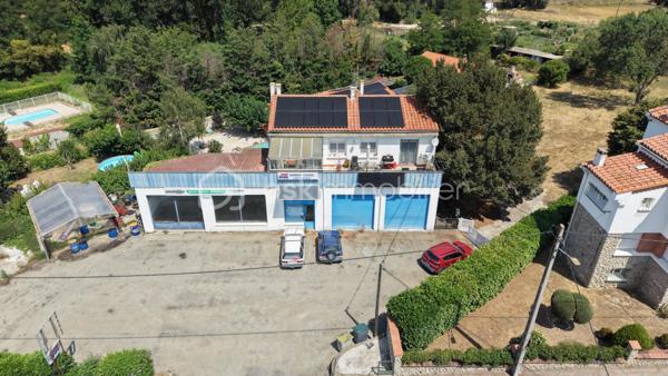 LOCAL PROFESSIONNEL + APPARTEMENT + RÉSERVE FONCIÈRE : UNE OPPORTUNITÉ RARE POUR INVESTISSEURS

À la recherche d'un investissement capable de générer plusieurs sources de valorisation ?

À seulement 30 minutes de Perpignan, cet ensemble immobilier réunit un local professionnel, un logement indépendant et une importante réserve foncière, offrant une opportunité rare sur le secteur.

Édifié sur une propriété d'environ 2 971 m², il comprend un local professionnel d'environ 191 m², bénéficiant d'une belle hauteur sous plafond, de deux rideaux métalliques et d'un vaste parking pouvant accueillir 10 à 15 véhicules, ainsi qu'un appartement indépendant de 96,47 m² Loi Carrez, disposant de sa propre entrée et d'un garage privatif d'environ 50 m².

Ce bien ne se résume pas à un local professionnel et un appartement. Son véritable potentiel réside dans sa réserve foncière, offrant une formidable opportunité de création de valeur.

Environ 1 575 m² de terrain ont déjà fait l'objet d'un projet de division foncière avec un permis d'aménager pour la création de deux parcelles constructibles (validité à confirmer). Les réseaux sont à proximité et la viabilisation reste à prévoir.

Après cette division, la propriété conserverait encore près de 1 400 m², comprenant le bâtiment, le parking et un agréable jardin, garantissant un ensemble cohérent, fonctionnel et agréable à exploiter.

Les possibilités sont nombreuses :

Exploiter le local pour une activité artisanale, commerciale ou de stockage.
Habiter ou louer l'appartement indépendant.
Réaliser la division foncière et revendre les deux terrains.
Construire deux maisons destinées à la vente ou à la location.
Combiner activité professionnelle, revenus locatifs et valorisation du foncier.

L'appartement bénéficie d'un excellent classement énergétique (DPE A) grâce à des équipements récents : pompe à chaleur, climatisation, chauffe-eau thermodynamique et une installation photovoltaïque composée de 16 panneaux solaires avec batteries, permettant l'autoconsommation et la revente du surplus d'électricité.

Quelques travaux de rafraîchissement et une remise aux normes électriques du local permettront d'exploiter pleinement tout le potentiel de cet ensemble.

Les atouts
Ensemble immobilier à usage mixte
Local professionnel d'environ 191 m²
Appartement indépendant de 96,47 m²
Garage privatif d'environ 50 m²
Parking de 10 à 15 véhicules
Terrain de 2 971 m²
Réserve foncière d'environ 1 575 m²
Projet de division foncière déjà étudié
DPE A
Installation photovoltaïque récente (16 panneaux avec batteries)
À seulement 30 minutes de Perpignan

Prix : 290 000 € Honoraires d'agence inclus.