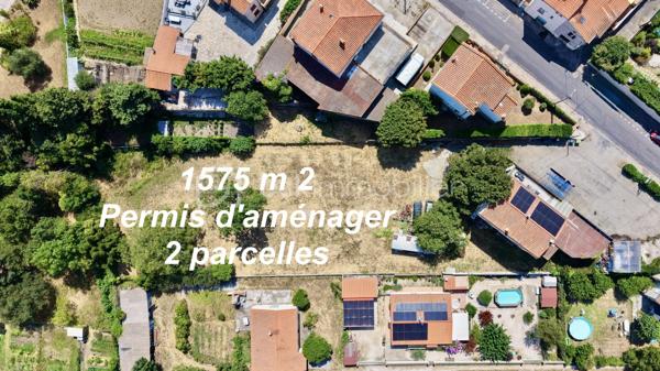 LOCAL PROFESSIONNEL + APPARTEMENT + RÉSERVE FONCIÈRE : UNE OPPORTUNITÉ RARE POUR INVESTISSEURS

À la recherche d'un investissement capable de générer plusieurs sources de valorisation ?

À seulement 30 minutes de Perpignan, cet ensemble immobilier réunit un local professionnel, un logement indépendant et une importante réserve foncière, offrant une opportunité rare sur le secteur.

Édifié sur une propriété d'environ 2 971 m², il comprend un local professionnel d'environ 191 m², bénéficiant d'une belle hauteur sous plafond, de deux rideaux métalliques et d'un vaste parking pouvant accueillir 10 à 15 véhicules, ainsi qu'un appartement indépendant de 96,47 m² Loi Carrez, disposant de sa propre entrée et d'un garage privatif d'environ 50 m².

Ce bien ne se résume pas à un local professionnel et un appartement. Son véritable potentiel réside dans sa réserve foncière, offrant une formidable opportunité de création de valeur.

Environ 1 575 m² de terrain ont déjà fait l'objet d'un projet de division foncière avec un permis d'aménager pour la création de deux parcelles constructibles (validité à confirmer). Les réseaux sont à proximité et la viabilisation reste à prévoir.

Après cette division, la propriété conserverait encore près de 1 400 m², comprenant le bâtiment, le parking et un agréable jardin, garantissant un ensemble cohérent, fonctionnel et agréable à exploiter.

Les possibilités sont nombreuses :

Exploiter le local pour une activité artisanale, commerciale ou de stockage.
Habiter ou louer l'appartement indépendant.
Réaliser la division foncière et revendre les deux terrains.
Construire deux maisons destinées à la vente ou à la location.
Combiner activité professionnelle, revenus locatifs et valorisation du foncier.

L'appartement bénéficie d'un excellent classement énergétique (DPE A) grâce à des équipements récents : pompe à chaleur, climatisation, chauffe-eau thermodynamique et une installation photovoltaïque composée de 16 panneaux solaires avec batteries, permettant l'autoconsommation et la revente du surplus d'électricité.

Quelques travaux de rafraîchissement et une remise aux normes électriques du local permettront d'exploiter pleinement tout le potentiel de cet ensemble.

Les atouts
Ensemble immobilier à usage mixte
Local professionnel d'environ 191 m²
Appartement indépendant de 96,47 m²
Garage privatif d'environ 50 m²
Parking de 10 à 15 véhicules
Terrain de 2 971 m²
Réserve foncière d'environ 1 575 m²
Projet de division foncière déjà étudié
DPE A
Installation photovoltaïque récente (16 panneaux avec batteries)
À seulement 30 minutes de Perpignan

Prix : 290 000 € Honoraires d'agence inclus.