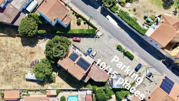 LOCAL PROFESSIONNEL + APPARTEMENT + RÉSERVE FONCIÈRE : UNE OPPORTUNITÉ RARE POUR INVESTISSEURS

À la recherche d'un investissement capable de générer plusieurs sources de valorisation ?

À seulement 30 minutes de Perpignan, cet ensemble immobilier réunit un local professionnel, un logement indépendant et une importante réserve foncière, offrant une opportunité rare sur le secteur.

Édifié sur une propriété d'environ 2 971 m², il comprend un local professionnel d'environ 191 m², bénéficiant d'une belle hauteur sous plafond, de deux rideaux métalliques et d'un vaste parking pouvant accueillir 10 à 15 véhicules, ainsi qu'un appartement indépendant de 96,47 m² Loi Carrez, disposant de sa propre entrée et d'un garage privatif d'environ 50 m².

Ce bien ne se résume pas à un local professionnel et un appartement. Son véritable potentiel réside dans sa réserve foncière, offrant une formidable opportunité de création de valeur.

Environ 1 575 m² de terrain ont déjà fait l'objet d'un projet de division foncière avec un permis d'aménager pour la création de deux parcelles constructibles (validité à confirmer). Les réseaux sont à proximité et la viabilisation reste à prévoir.

Après cette division, la propriété conserverait encore près de 1 400 m², comprenant le bâtiment, le parking et un agréable jardin, garantissant un ensemble cohérent, fonctionnel et agréable à exploiter.

Les possibilités sont nombreuses :

Exploiter le local pour une activité artisanale, commerciale ou de stockage.
Habiter ou louer l'appartement indépendant.
Réaliser la division foncière et revendre les deux terrains.
Construire deux maisons destinées à la vente ou à la location.
Combiner activité professionnelle, revenus locatifs et valorisation du foncier.

L'appartement bénéficie d'un excellent classement énergétique (DPE A) grâce à des équipements récents : pompe à chaleur, climatisation, chauffe-eau thermodynamique et une installation photovoltaïque composée de 16 panneaux solaires avec batteries, permettant l'autoconsommation et la revente du surplus d'électricité.

Quelques travaux de rafraîchissement et une remise aux normes électriques du local permettront d'exploiter pleinement tout le potentiel de cet ensemble.

Les atouts
Ensemble immobilier à usage mixte
Local professionnel d'environ 191 m²
Appartement indépendant de 96,47 m²
Garage privatif d'environ 50 m²
Parking de 10 à 15 véhicules
Terrain de 2 971 m²
Réserve foncière d'environ 1 575 m²
Projet de division foncière déjà étudié
DPE A
Installation photovoltaïque récente (16 panneaux avec batteries)
À seulement 30 minutes de Perpignan

Prix : 290 000 € Honoraires d'agence inclus.