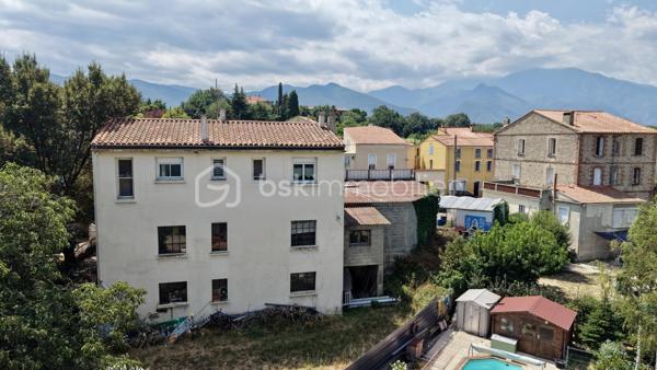 LOCAL PROFESSIONNEL + APPARTEMENT + RÉSERVE FONCIÈRE : UNE OPPORTUNITÉ RARE POUR INVESTISSEURS

À la recherche d'un investissement capable de générer plusieurs sources de valorisation ?

À seulement 30 minutes de Perpignan, cet ensemble immobilier réunit un local professionnel, un logement indépendant et une importante réserve foncière, offrant une opportunité rare sur le secteur.

Édifié sur une propriété d'environ 2 971 m², il comprend un local professionnel d'environ 191 m², bénéficiant d'une belle hauteur sous plafond, de deux rideaux métalliques et d'un vaste parking pouvant accueillir 10 à 15 véhicules, ainsi qu'un appartement indépendant de 96,47 m² Loi Carrez, disposant de sa propre entrée et d'un garage privatif d'environ 50 m².

Ce bien ne se résume pas à un local professionnel et un appartement. Son véritable potentiel réside dans sa réserve foncière, offrant une formidable opportunité de création de valeur.

Environ 1 575 m² de terrain ont déjà fait l'objet d'un projet de division foncière avec un permis d'aménager pour la création de deux parcelles constructibles (validité à confirmer). Les réseaux sont à proximité et la viabilisation reste à prévoir.

Après cette division, la propriété conserverait encore près de 1 400 m², comprenant le bâtiment, le parking et un agréable jardin, garantissant un ensemble cohérent, fonctionnel et agréable à exploiter.

Les possibilités sont nombreuses :

Exploiter le local pour une activité artisanale, commerciale ou de stockage.
Habiter ou louer l'appartement indépendant.
Réaliser la division foncière et revendre les deux terrains.
Construire deux maisons destinées à la vente ou à la location.
Combiner activité professionnelle, revenus locatifs et valorisation du foncier.

L'appartement bénéficie d'un excellent classement énergétique (DPE A) grâce à des équipements récents : pompe à chaleur, climatisation, chauffe-eau thermodynamique et une installation photovoltaïque composée de 16 panneaux solaires avec batteries, permettant l'autoconsommation et la revente du surplus d'électricité.

Quelques travaux de rafraîchissement et une remise aux normes électriques du local permettront d'exploiter pleinement tout le potentiel de cet ensemble.

Les atouts
Ensemble immobilier à usage mixte
Local professionnel d'environ 191 m²
Appartement indépendant de 96,47 m²
Garage privatif d'environ 50 m²
Parking de 10 à 15 véhicules
Terrain de 2 971 m²
Réserve foncière d'environ 1 575 m²
Projet de division foncière déjà étudié
DPE A
Installation photovoltaïque récente (16 panneaux avec batteries)
À seulement 30 minutes de Perpignan

Prix : 290 000 € Honoraires d'agence inclus.