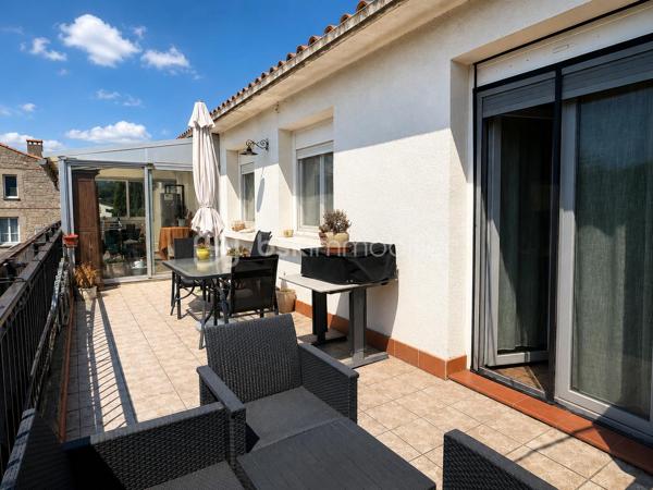 LOCAL PROFESSIONNEL + APPARTEMENT + RÉSERVE FONCIÈRE : UNE OPPORTUNITÉ RARE POUR INVESTISSEURS

À la recherche d'un investissement capable de générer plusieurs sources de valorisation ?

À seulement 30 minutes de Perpignan, cet ensemble immobilier réunit un local professionnel, un logement indépendant et une importante réserve foncière, offrant une opportunité rare sur le secteur.

Édifié sur une propriété d'environ 2 971 m², il comprend un local professionnel d'environ 191 m², bénéficiant d'une belle hauteur sous plafond, de deux rideaux métalliques et d'un vaste parking pouvant accueillir 10 à 15 véhicules, ainsi qu'un appartement indépendant de 96,47 m² Loi Carrez, disposant de sa propre entrée et d'un garage privatif d'environ 50 m².

Ce bien ne se résume pas à un local professionnel et un appartement. Son véritable potentiel réside dans sa réserve foncière, offrant une formidable opportunité de création de valeur.

Environ 1 575 m² de terrain ont déjà fait l'objet d'un projet de division foncière avec un permis d'aménager pour la création de deux parcelles constructibles (validité à confirmer). Les réseaux sont à proximité et la viabilisation reste à prévoir.

Après cette division, la propriété conserverait encore près de 1 400 m², comprenant le bâtiment, le parking et un agréable jardin, garantissant un ensemble cohérent, fonctionnel et agréable à exploiter.

Les possibilités sont nombreuses :

Exploiter le local pour une activité artisanale, commerciale ou de stockage.
Habiter ou louer l'appartement indépendant.
Réaliser la division foncière et revendre les deux terrains.
Construire deux maisons destinées à la vente ou à la location.
Combiner activité professionnelle, revenus locatifs et valorisation du foncier.

L'appartement bénéficie d'un excellent classement énergétique (DPE A) grâce à des équipements récents : pompe à chaleur, climatisation, chauffe-eau thermodynamique et une installation photovoltaïque composée de 16 panneaux solaires avec batteries, permettant l'autoconsommation et la revente du surplus d'électricité.

Quelques travaux de rafraîchissement et une remise aux normes électriques du local permettront d'exploiter pleinement tout le potentiel de cet ensemble.

Les atouts
Ensemble immobilier à usage mixte
Local professionnel d'environ 191 m²
Appartement indépendant de 96,47 m²
Garage privatif d'environ 50 m²
Parking de 10 à 15 véhicules
Terrain de 2 971 m²
Réserve foncière d'environ 1 575 m²
Projet de division foncière déjà étudié
DPE A
Installation photovoltaïque récente (16 panneaux avec batteries)
À seulement 30 minutes de Perpignan

Prix : 290 000 € Honoraires d'agence inclus.