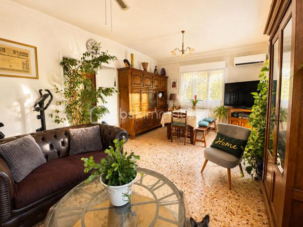 LOCAL PROFESSIONNEL + APPARTEMENT + RÉSERVE FONCIÈRE : UNE OPPORTUNITÉ RARE POUR INVESTISSEURS

À la recherche d'un investissement capable de générer plusieurs sources de valorisation ?

À seulement 30 minutes de Perpignan, cet ensemble immobilier réunit un local professionnel, un logement indépendant et une importante réserve foncière, offrant une opportunité rare sur le secteur.

Édifié sur une propriété d'environ 2 971 m², il comprend un local professionnel d'environ 191 m², bénéficiant d'une belle hauteur sous plafond, de deux rideaux métalliques et d'un vaste parking pouvant accueillir 10 à 15 véhicules, ainsi qu'un appartement indépendant de 96,47 m² Loi Carrez, disposant de sa propre entrée et d'un garage privatif d'environ 50 m².

Ce bien ne se résume pas à un local professionnel et un appartement. Son véritable potentiel réside dans sa réserve foncière, offrant une formidable opportunité de création de valeur.

Environ 1 575 m² de terrain ont déjà fait l'objet d'un projet de division foncière avec un permis d'aménager pour la création de deux parcelles constructibles (validité à confirmer). Les réseaux sont à proximité et la viabilisation reste à prévoir.

Après cette division, la propriété conserverait encore près de 1 400 m², comprenant le bâtiment, le parking et un agréable jardin, garantissant un ensemble cohérent, fonctionnel et agréable à exploiter.

Les possibilités sont nombreuses :

Exploiter le local pour une activité artisanale, commerciale ou de stockage.
Habiter ou louer l'appartement indépendant.
Réaliser la division foncière et revendre les deux terrains.
Construire deux maisons destinées à la vente ou à la location.
Combiner activité professionnelle, revenus locatifs et valorisation du foncier.

L'appartement bénéficie d'un excellent classement énergétique (DPE A) grâce à des équipements récents : pompe à chaleur, climatisation, chauffe-eau thermodynamique et une installation photovoltaïque composée de 16 panneaux solaires avec batteries, permettant l'autoconsommation et la revente du surplus d'électricité.

Quelques travaux de rafraîchissement et une remise aux normes électriques du local permettront d'exploiter pleinement tout le potentiel de cet ensemble.

Les atouts
Ensemble immobilier à usage mixte
Local professionnel d'environ 191 m²
Appartement indépendant de 96,47 m²
Garage privatif d'environ 50 m²
Parking de 10 à 15 véhicules
Terrain de 2 971 m²
Réserve foncière d'environ 1 575 m²
Projet de division foncière déjà étudié
DPE A
Installation photovoltaïque récente (16 panneaux avec batteries)
À seulement 30 minutes de Perpignan

Prix : 290 000 € Honoraires d'agence inclus.
