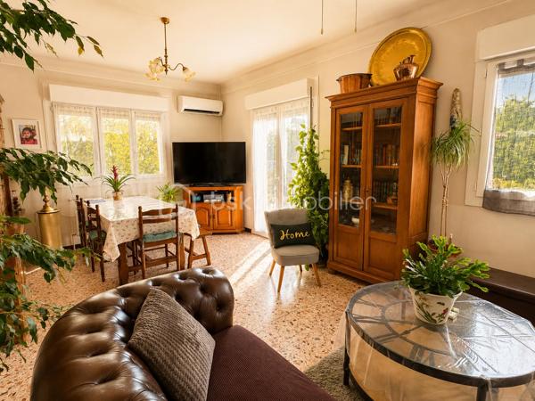 LOCAL PROFESSIONNEL + APPARTEMENT + RÉSERVE FONCIÈRE : UNE OPPORTUNITÉ RARE POUR INVESTISSEURS

À la recherche d'un investissement capable de générer plusieurs sources de valorisation ?

À seulement 30 minutes de Perpignan, cet ensemble immobilier réunit un local professionnel, un logement indépendant et une importante réserve foncière, offrant une opportunité rare sur le secteur.

Édifié sur une propriété d'environ 2 971 m², il comprend un local professionnel d'environ 191 m², bénéficiant d'une belle hauteur sous plafond, de deux rideaux métalliques et d'un vaste parking pouvant accueillir 10 à 15 véhicules, ainsi qu'un appartement indépendant de 96,47 m² Loi Carrez, disposant de sa propre entrée et d'un garage privatif d'environ 50 m².

Ce bien ne se résume pas à un local professionnel et un appartement. Son véritable potentiel réside dans sa réserve foncière, offrant une formidable opportunité de création de valeur.

Environ 1 575 m² de terrain ont déjà fait l'objet d'un projet de division foncière avec un permis d'aménager pour la création de deux parcelles constructibles (validité à confirmer). Les réseaux sont à proximité et la viabilisation reste à prévoir.

Après cette division, la propriété conserverait encore près de 1 400 m², comprenant le bâtiment, le parking et un agréable jardin, garantissant un ensemble cohérent, fonctionnel et agréable à exploiter.

Les possibilités sont nombreuses :

Exploiter le local pour une activité artisanale, commerciale ou de stockage.
Habiter ou louer l'appartement indépendant.
Réaliser la division foncière et revendre les deux terrains.
Construire deux maisons destinées à la vente ou à la location.
Combiner activité professionnelle, revenus locatifs et valorisation du foncier.

L'appartement bénéficie d'un excellent classement énergétique (DPE A) grâce à des équipements récents : pompe à chaleur, climatisation, chauffe-eau thermodynamique et une installation photovoltaïque composée de 16 panneaux solaires avec batteries, permettant l'autoconsommation et la revente du surplus d'électricité.

Quelques travaux de rafraîchissement et une remise aux normes électriques du local permettront d'exploiter pleinement tout le potentiel de cet ensemble.

Les atouts
Ensemble immobilier à usage mixte
Local professionnel d'environ 191 m²
Appartement indépendant de 96,47 m²
Garage privatif d'environ 50 m²
Parking de 10 à 15 véhicules
Terrain de 2 971 m²
Réserve foncière d'environ 1 575 m²
Projet de division foncière déjà étudié
DPE A
Installation photovoltaïque récente (16 panneaux avec batteries)
À seulement 30 minutes de Perpignan

Prix : 290 000 € Honoraires d'agence inclus.