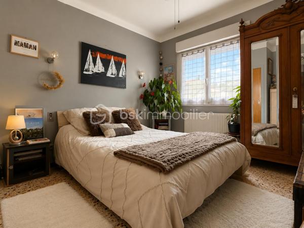 LOCAL PROFESSIONNEL + APPARTEMENT + RÉSERVE FONCIÈRE : UNE OPPORTUNITÉ RARE POUR INVESTISSEURS

À la recherche d'un investissement capable de générer plusieurs sources de valorisation ?

À seulement 30 minutes de Perpignan, cet ensemble immobilier réunit un local professionnel, un logement indépendant et une importante réserve foncière, offrant une opportunité rare sur le secteur.

Édifié sur une propriété d'environ 2 971 m², il comprend un local professionnel d'environ 191 m², bénéficiant d'une belle hauteur sous plafond, de deux rideaux métalliques et d'un vaste parking pouvant accueillir 10 à 15 véhicules, ainsi qu'un appartement indépendant de 96,47 m² Loi Carrez, disposant de sa propre entrée et d'un garage privatif d'environ 50 m².

Ce bien ne se résume pas à un local professionnel et un appartement. Son véritable potentiel réside dans sa réserve foncière, offrant une formidable opportunité de création de valeur.

Environ 1 575 m² de terrain ont déjà fait l'objet d'un projet de division foncière avec un permis d'aménager pour la création de deux parcelles constructibles (validité à confirmer). Les réseaux sont à proximité et la viabilisation reste à prévoir.

Après cette division, la propriété conserverait encore près de 1 400 m², comprenant le bâtiment, le parking et un agréable jardin, garantissant un ensemble cohérent, fonctionnel et agréable à exploiter.

Les possibilités sont nombreuses :

Exploiter le local pour une activité artisanale, commerciale ou de stockage.
Habiter ou louer l'appartement indépendant.
Réaliser la division foncière et revendre les deux terrains.
Construire deux maisons destinées à la vente ou à la location.
Combiner activité professionnelle, revenus locatifs et valorisation du foncier.

L'appartement bénéficie d'un excellent classement énergétique (DPE A) grâce à des équipements récents : pompe à chaleur, climatisation, chauffe-eau thermodynamique et une installation photovoltaïque composée de 16 panneaux solaires avec batteries, permettant l'autoconsommation et la revente du surplus d'électricité.

Quelques travaux de rafraîchissement et une remise aux normes électriques du local permettront d'exploiter pleinement tout le potentiel de cet ensemble.

Les atouts
Ensemble immobilier à usage mixte
Local professionnel d'environ 191 m²
Appartement indépendant de 96,47 m²
Garage privatif d'environ 50 m²
Parking de 10 à 15 véhicules
Terrain de 2 971 m²
Réserve foncière d'environ 1 575 m²
Projet de division foncière déjà étudié
DPE A
Installation photovoltaïque récente (16 panneaux avec batteries)
À seulement 30 minutes de Perpignan

Prix : 290 000 € Honoraires d'agence inclus.