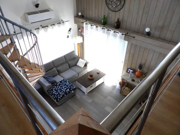 Maison de plain-pied lumineuse avec mezzanine et jardin au c