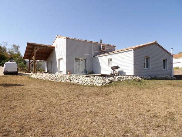 Maison de plain-pied lumineuse avec mezzanine et jardin au c