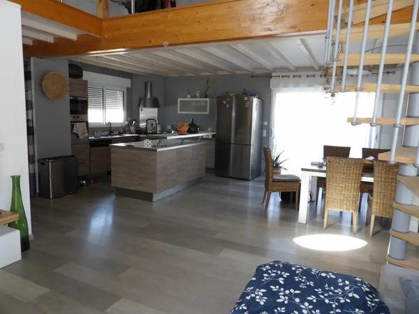 Maison de plain-pied lumineuse avec mezzanine et jardin au c