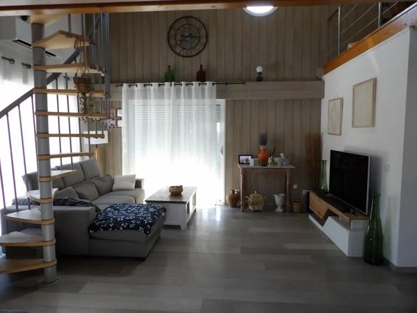 Maison de plain-pied lumineuse avec mezzanine et jardin au c