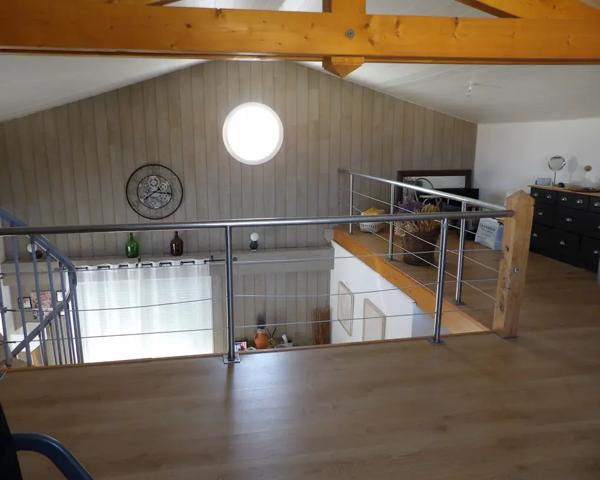 Maison de plain-pied lumineuse avec mezzanine et jardin au c