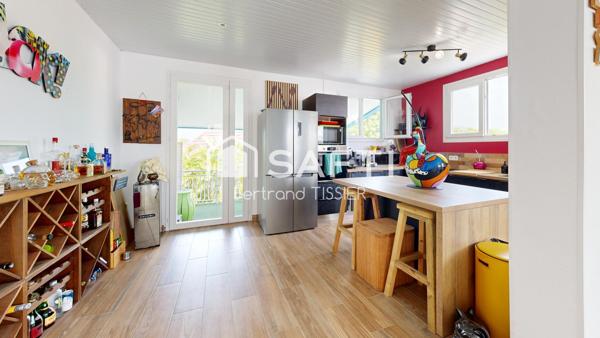 Maison sur deux niveaux, F4 et deux F2, piscine