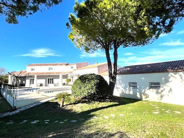 Poussan est située dans l’Hérault, au nord du Bassin de Thau. La commune bénéficie d’une position stratégique entre Sète et Montpellier, avec un accès rapide à l’autoroute A9. La plage de Frontignan est à 12 kms environ, 30 kms de Montpellier et 15 kms environ de Sète. Vous trouverez tous les commerces indispensables dans le village ainsi que les écoles et les bus.

À Poussan, au cœur d’un quartier résidentiel recherché, venez découvrir cette superbe villa de caractère de 238 m² environ, nichée sur une magnifique parcelle arborée d’environ 2 000 m² aux essences méditerranéennes. Un véritable havre de paix, idéal pour une grande famille ou pour recevoir en toute convivialité. 
Dès l’entrée, vous serez charmé par ses volumes généreux et sa luminosité exceptionnelle. Son vaste séjour/salon cathédrale de 53 m² offre un espace de vie chaleureux et élégant, parfaitement complété par une grande cuisine équipée de 20 m².
Au rez-de-chaussée, la villa propose 3 belles chambres, un dressing, un bureau, une salle d’eau, ainsi qu’une salle de bain avec jacuzzi pour des instants de détente privilégiés. Cellier et buanderie viennent compléter ce niveau avec praticité.
À l’étage, une agréable mezzanine surplombe la pièce de vie et dessert une chambre supplémentaire avec sa salle d’eau, parfaite pour accueillir famille ou invités en toute intimité. Grenier.
Entièrement rénovée en 2011, cette propriété offre des prestations haut de gamme : chauffage au sol, pompe à chaleur, deux cumulus indépendants (cuisine et salles de bains), isolation des combles et des poutres, adoucisseur d’eau, toiture révisée, volets roulants centralisés, portail automatique, forage avec arrosage automatique, piscine au chlore et vaste terrasse pour profiter pleinement des beaux jours.
Son atout rare : un immense garage de 147 m² permettant l'accès d'un camping car ou d'un bateau, stationnement de plusieurs véhicules, locaux techniques,   complété par un carport.
Le jardin paysagé, soigneusement entretenu, invite à la sérénité dans un cadre privilégié.
Une propriété d’exception alliant confort, espace et prestations de qualité, à découvrir sans tarder.