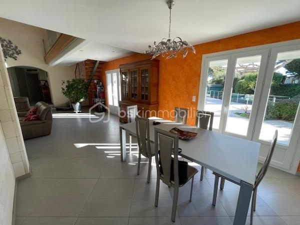Poussan est située dans l’Hérault, au nord du Bassin de Thau. La commune bénéficie d’une position stratégique entre Sète et Montpellier, avec un accès rapide à l’autoroute A9. La plage de Frontignan est à 12 kms environ, 30 kms de Montpellier et 15 kms environ de Sète. Vous trouverez tous les commerces indispensables dans le village ainsi que les écoles et les bus.

À Poussan, au cœur d’un quartier résidentiel recherché, venez découvrir cette superbe villa de caractère de 238 m² environ, nichée sur une magnifique parcelle arborée d’environ 2 000 m² aux essences méditerranéennes. Un véritable havre de paix, idéal pour une grande famille ou pour recevoir en toute convivialité. 
Dès l’entrée, vous serez charmé par ses volumes généreux et sa luminosité exceptionnelle. Son vaste séjour/salon cathédrale de 53 m² offre un espace de vie chaleureux et élégant, parfaitement complété par une grande cuisine équipée de 20 m².
Au rez-de-chaussée, la villa propose 3 belles chambres, un dressing, un bureau, une salle d’eau, ainsi qu’une salle de bain avec jacuzzi pour des instants de détente privilégiés. Cellier et buanderie viennent compléter ce niveau avec praticité.
À l’étage, une agréable mezzanine surplombe la pièce de vie et dessert une chambre supplémentaire avec sa salle d’eau, parfaite pour accueillir famille ou invités en toute intimité. Grenier.
Entièrement rénovée en 2011, cette propriété offre des prestations haut de gamme : chauffage au sol, pompe à chaleur, deux cumulus indépendants (cuisine et salles de bains), isolation des combles et des poutres, adoucisseur d’eau, toiture révisée, volets roulants centralisés, portail automatique, forage avec arrosage automatique, piscine au chlore et vaste terrasse pour profiter pleinement des beaux jours.
Son atout rare : un immense garage de 147 m² permettant l'accès d'un camping car ou d'un bateau, stationnement de plusieurs véhicules, locaux techniques,   complété par un carport.
Le jardin paysagé, soigneusement entretenu, invite à la sérénité dans un cadre privilégié.
Une propriété d’exception alliant confort, espace et prestations de qualité, à découvrir sans tarder.