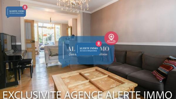 Maison semi-individuelle de 180 m2 en double distributionavec beaucoup de charme et de cachet comprenant 2 séjours, 5 ch + 1 bureau, 1 cave et un beau jardin