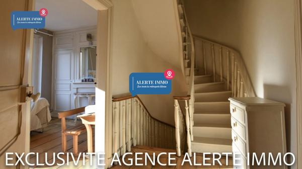 Maison semi-individuelle de 180 m2 en double distributionavec beaucoup de charme et de cachet comprenant 2 séjours, 5 ch + 1 bureau, 1 cave et un beau jardin