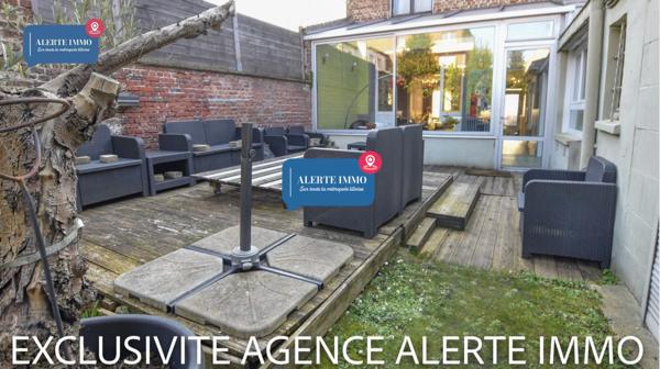 Maison semi-individuelle de 180 m2 en double distributionavec beaucoup de charme et de cachet comprenant 2 séjours, 5 ch + 1 bureau, 1 cave et un beau jardin