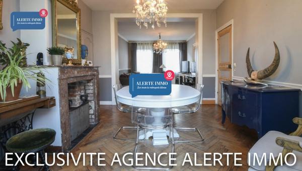 Maison semi-individuelle de 180 m2 en double distributionavec beaucoup de charme et de cachet comprenant 2 séjours, 5 ch + 1 bureau, 1 cave et un beau jardin