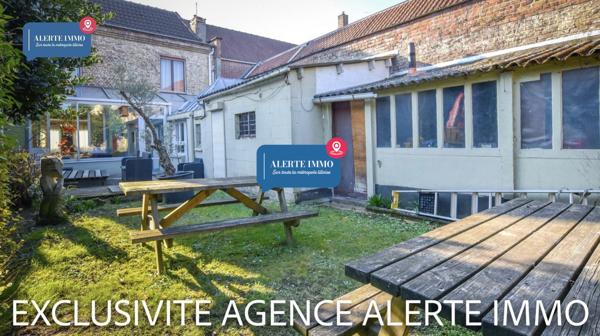 Maison semi-individuelle de 180 m2 en double distributionavec beaucoup de charme et de cachet comprenant 2 séjours, 5 ch + 1 bureau, 1 cave et un beau jardin