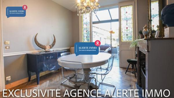 Maison semi-individuelle de 180 m2 en double distributionavec beaucoup de charme et de cachet comprenant 2 séjours, 5 ch + 1 bureau, 1 cave et un beau jardin