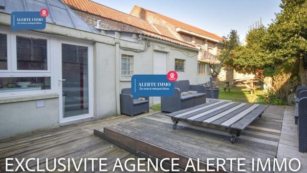 Maison semi-individuelle de 180 m2 en double distributionavec beaucoup de charme et de cachet comprenant 2 séjours, 5 ch + 1 bureau, 1 cave et un beau jardin