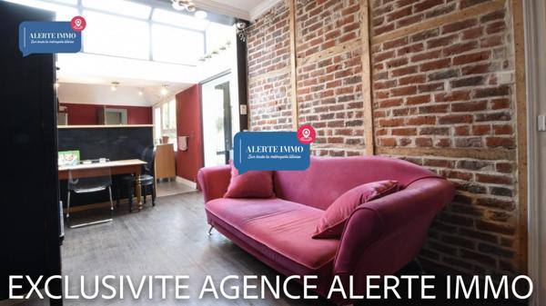 Maison semi-individuelle de 180 m2 en double distributionavec beaucoup de charme et de cachet comprenant 2 séjours, 5 ch + 1 bureau, 1 cave et un beau jardin