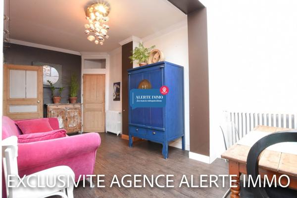 Maison semi-individuelle de 180 m2 en double distributionavec beaucoup de charme et de cachet comprenant 2 séjours, 5 ch + 1 bureau, 1 cave et un beau jardin
