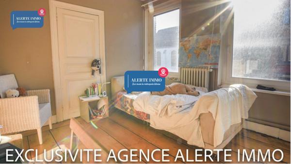 Maison semi-individuelle de 180 m2 en double distributionavec beaucoup de charme et de cachet comprenant 2 séjours, 5 ch + 1 bureau, 1 cave et un beau jardin