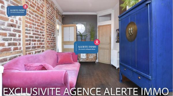 Maison semi-individuelle de 180 m2 en double distributionavec beaucoup de charme et de cachet comprenant 2 séjours, 5 ch + 1 bureau, 1 cave et un beau jardin