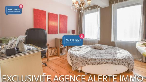 Maison semi-individuelle de 180 m2 en double distributionavec beaucoup de charme et de cachet comprenant 2 séjours, 5 ch + 1 bureau, 1 cave et un beau jardin