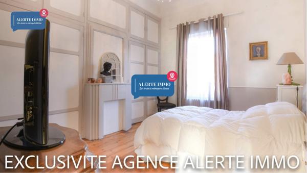 Maison semi-individuelle de 180 m2 en double distributionavec beaucoup de charme et de cachet comprenant 2 séjours, 5 ch + 1 bureau, 1 cave et un beau jardin