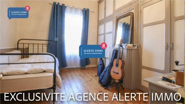 Maison semi-individuelle de 180 m2 en double distributionavec beaucoup de charme et de cachet comprenant 2 séjours, 5 ch + 1 bureau, 1 cave et un beau jardin