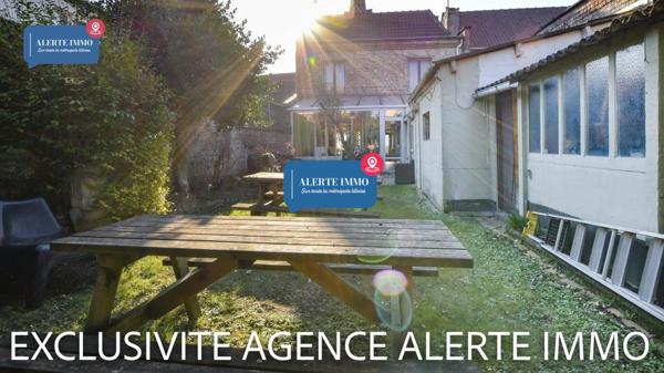 Maison semi-individuelle de 180 m2 en double distributionavec beaucoup de charme et de cachet comprenant 2 séjours, 5 ch + 1 bureau, 1 cave et un beau jardin