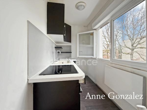 ORLEANS LA SOURCE, dans une copropriété sécurisée idéalement située proche des commodités à vendre appartement T2