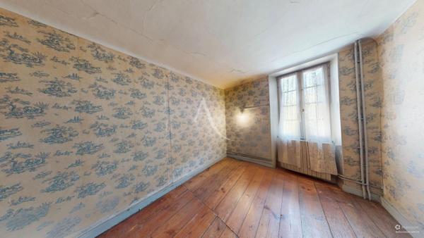 Maison de caractère à rénover. Centre-bourg 330,31 m² habitables sur 17 958 m² de terrain