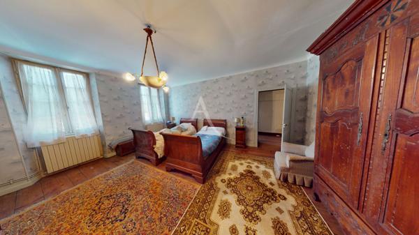 Maison de caractère à rénover. Centre-bourg 330,31 m² habitables sur 17 958 m² de terrain