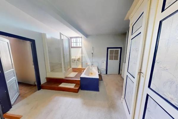Maison de caractère à rénover. Centre-bourg 330,31 m² habitables sur 17 958 m² de terrain