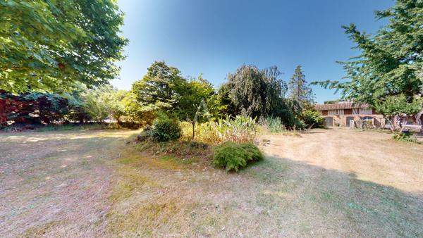 Maison de caractère à rénover. Centre-bourg 330,31 m² habitables sur 17 958 m² de terrain