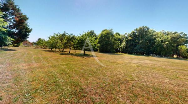 Maison de caractère à rénover. Centre-bourg 330,31 m² habitables sur 17 958 m² de terrain