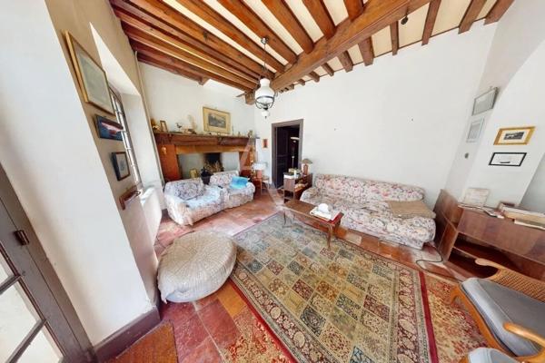 Maison de caractère à rénover. Centre-bourg 330,31 m² habitables sur 17 958 m² de terrain