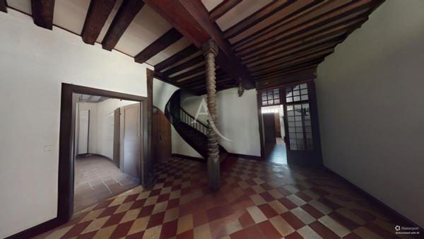 Maison de caractère à rénover. Centre-bourg 330,31 m² habitables sur 17 958 m² de terrain