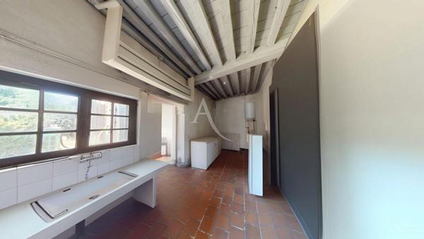 Maison de caractère à rénover. Centre-bourg 330,31 m² habitables sur 17 958 m² de terrain