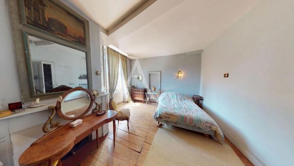 Maison de caractère à rénover. Centre-bourg 330,31 m² habitables sur 17 958 m² de terrain