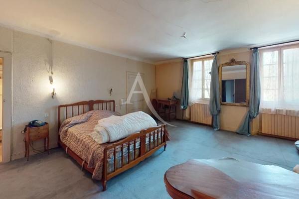 Maison de caractère à rénover. Centre-bourg 330,31 m² habitables sur 17 958 m² de terrain