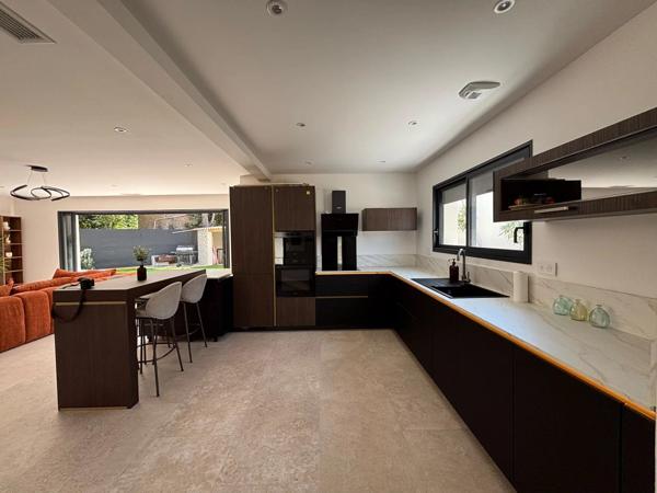 Vente                                                      Villa
                        
                     5 pièces                      131 m2                     à Clermont-l'Hérault