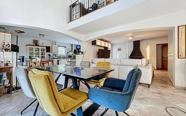 Maison à vendre    5 pièces • 168,08 m2 Roquebrune-sur-Argens