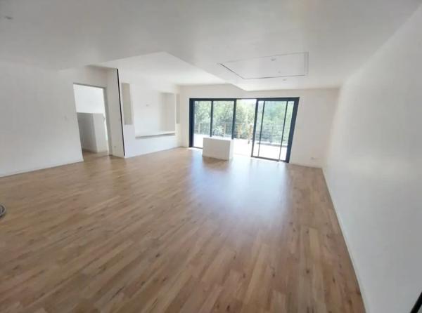 Maison contemporaine ossature bois  avec piscine