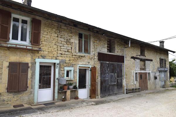 À vendre - Ancien corps de ferme avec 1 hectare de terrain -  Louvenne / Val Suran