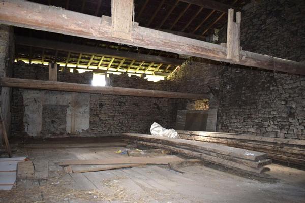 À vendre - Ancien corps de ferme avec 1 hectare de terrain -  Louvenne / Val Suran