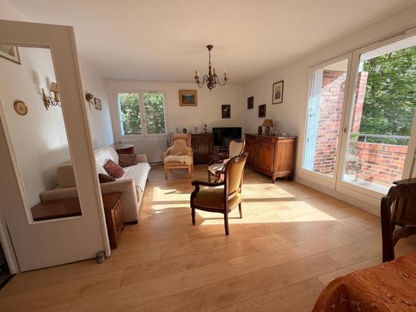 Appartement avec balcon et garage privatif.